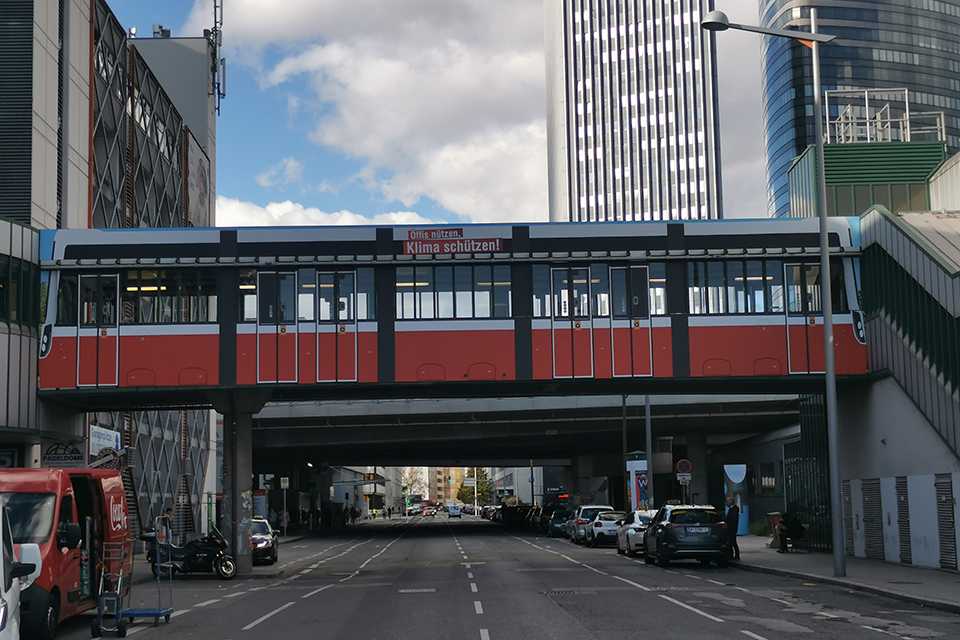 Branding Steg Vienna Erdberg: Wiener Linien Werbung, Öffi-Kampagne.