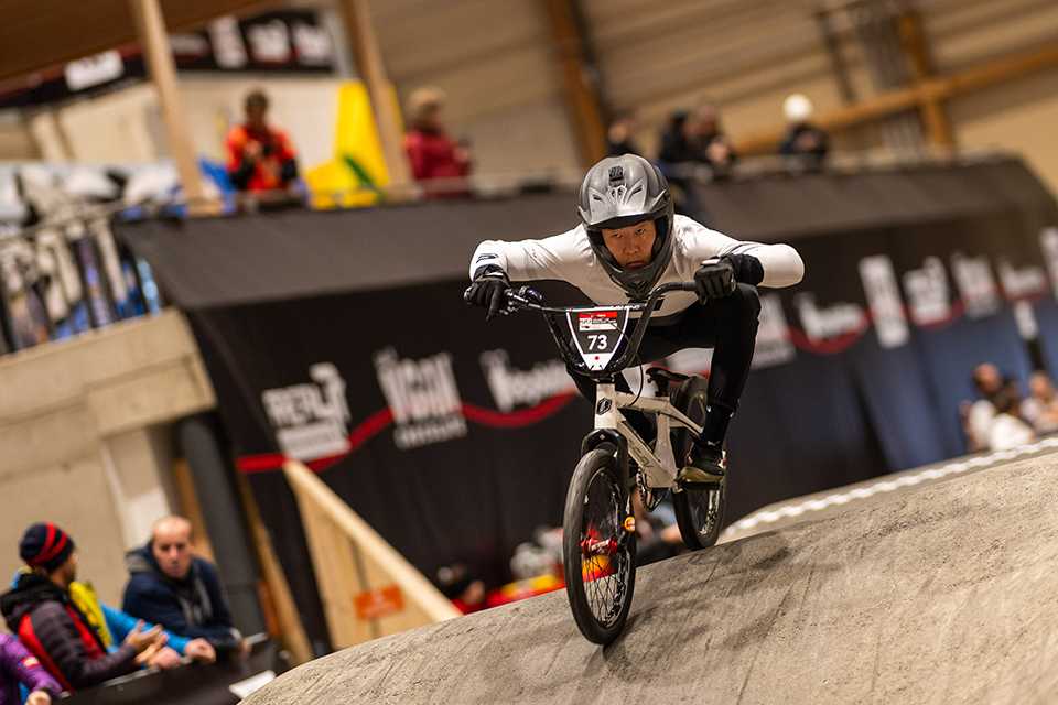 UCI Pump Track WM: Fahrer auf BMX-Rad im Rennen. Area47.
