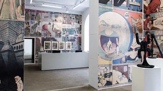 Ausstellungen: Kunstausstellung mit Comic-Wandbildern und Skulpturen in Galerie. Kunst und Kultur erleben.