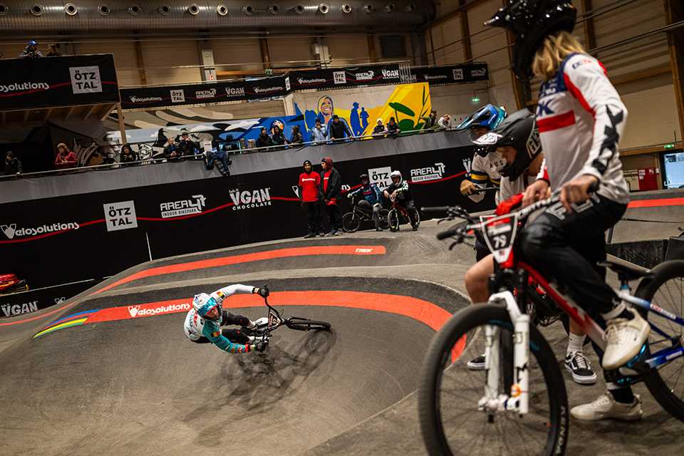 UCI Pump Track WM @ AREA47: Fahrer auf der Strecke, Zuschauer. Radsport-Action!