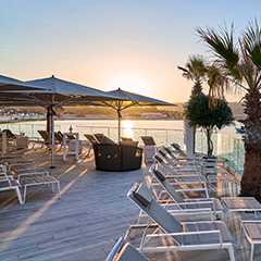Terrasse mit GLATZ Sonnenschirmen. Luxusliegen am Pool mit Meerblick. Großschirme für Gastronomie.