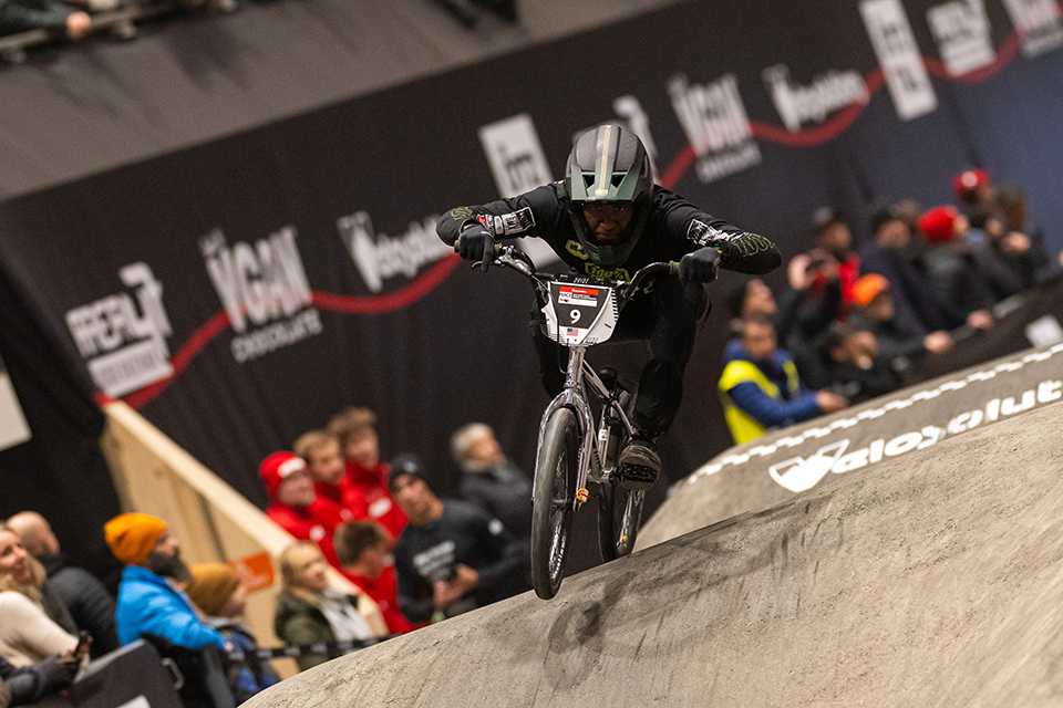 UCI Pump Track WM @ AREA47: BMX Fahrer auf der Strecke. Spannung pur beim Wettkampf!