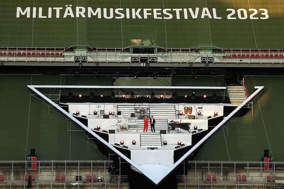 Bühne beim Militärmusik Festival 2023 in Klagenfurt. Musiker und Instrumente auf der Dreieck-Bühne.