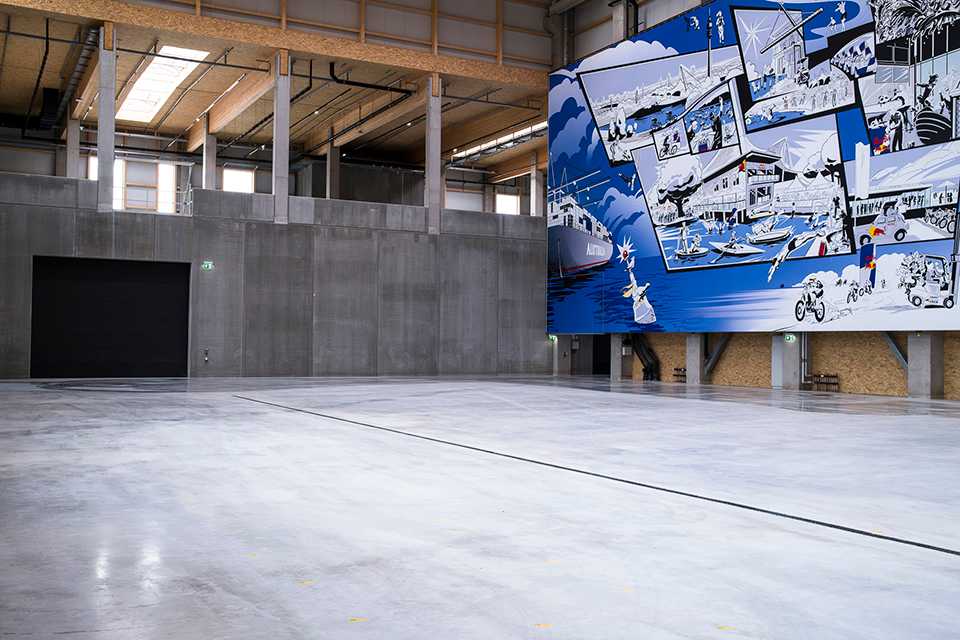 Red Bull Energy Station Oberwang: Lagerhalle mit großem Wandbild.