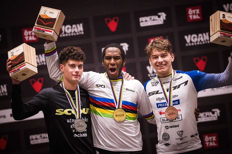 UCI Pump Track WM: Siegerpodest mit Medaillen und Pokalen. Area47.