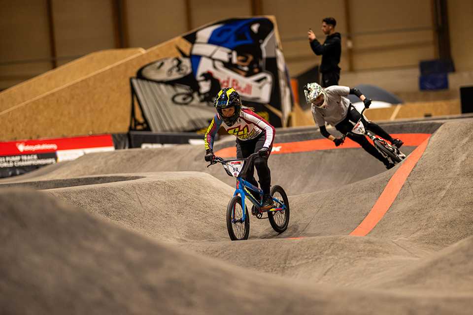 UCI Pump Track WM @ AREA47: Zwei Radfahrer auf der Strecke. Action beim Pump Track World Championships.