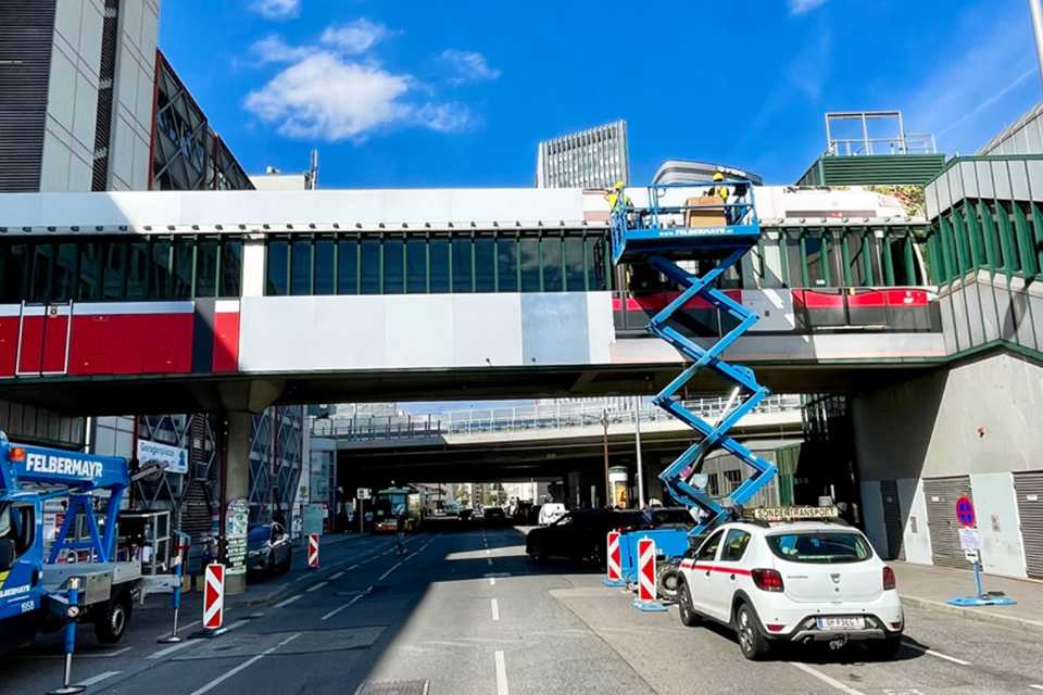 Branding Steg Wien Erdberg: Arbeiter mit Hebebühne am Wiener Linien Steg.