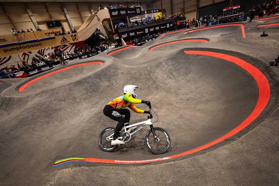 UCI Pump Track WM: BMX-Fahrer auf der Strecke bei AREA47. Zuschauer im Hintergrund.