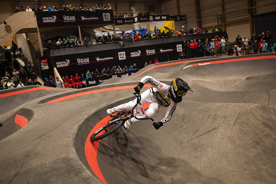 UCI Pump Track WM: BMX Fahrer auf der Strecke in AREA47. Zuschauer.