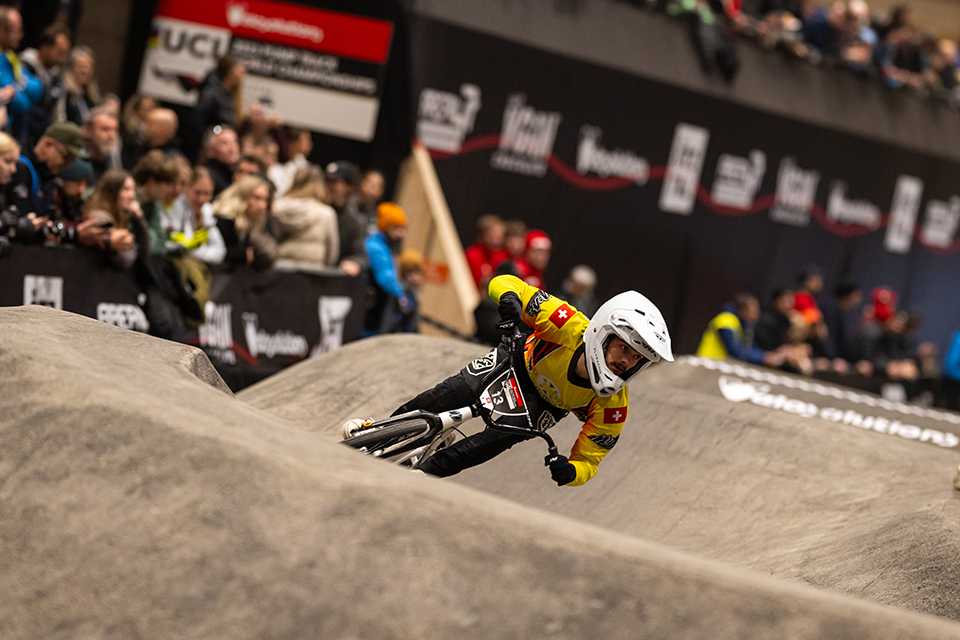 UCI Pump Track WM: Fahrer auf der Strecke bei AREA47. Radsport-Action.