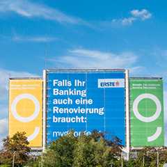 Gerüstwerbung: Erste Bank Banner am Gebäude. Sonderbau & Zeltbau im Hintergrund.
