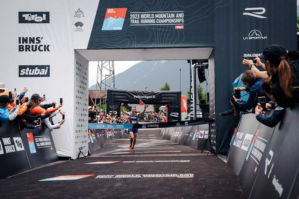 Trail Run WM Innsbruck-Stubai: Läufer im Ziel. Jubel bei der Trailrunning Weltmeisterschaft.