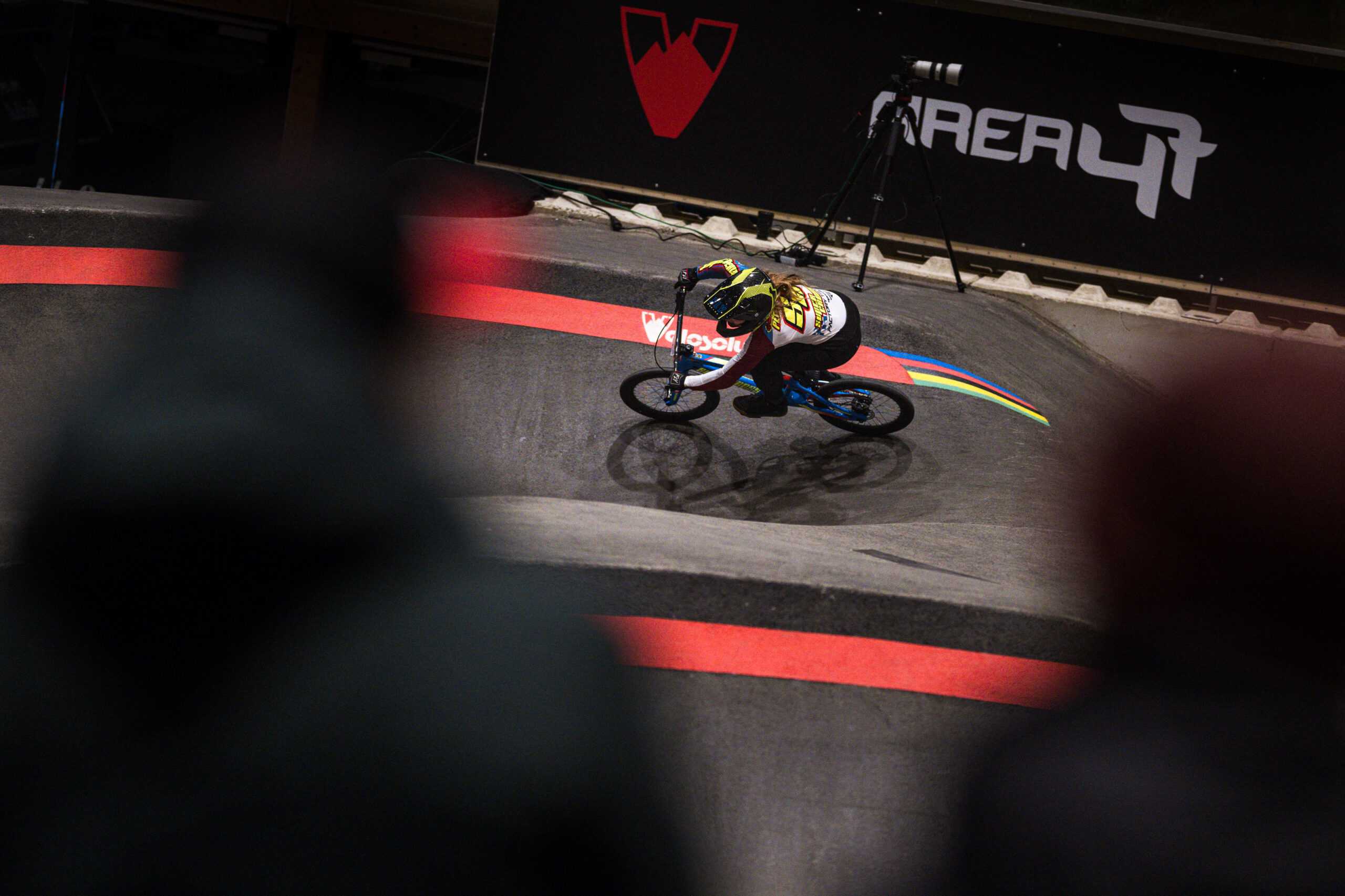 UCI Pump Track WM @ AREA47: Radfahrer auf der Strecke. Action beim Pump Track World Championships.