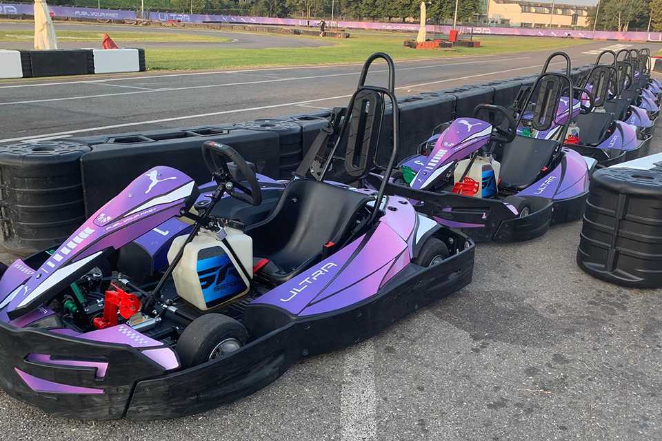 Lila PUMA Karts bereit für FUEL YOUR FAST. Go-Karts auf der Rennstrecke.