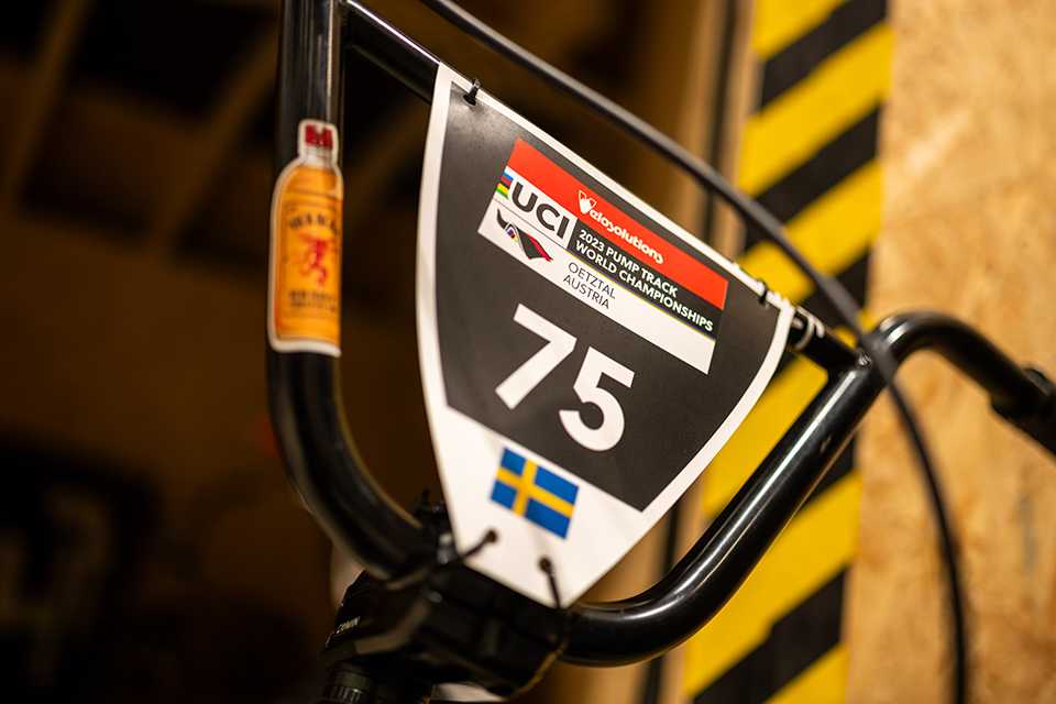 UCI Pump Track WM: Startnummer 75 am Fahrradlenker, Schweden Flagge.