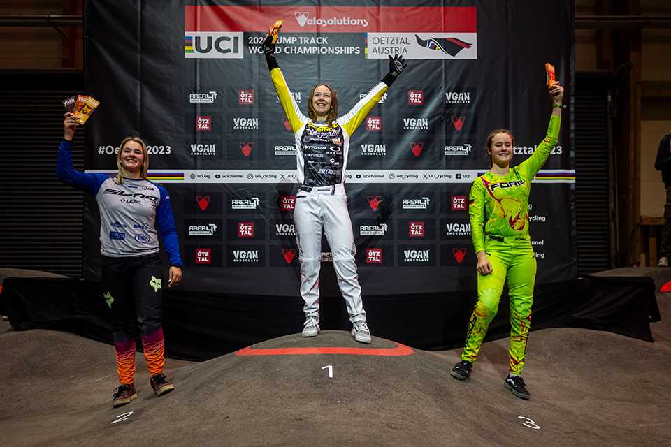 UCI Pump Track WM: Siegerinnen auf dem Podium in Area 47, Ötztal.