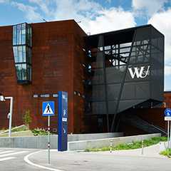 WU Wien: Textile Architektur, Sonderbau. Rostfarbenes Gebäude mit Stahlkonstruktion.