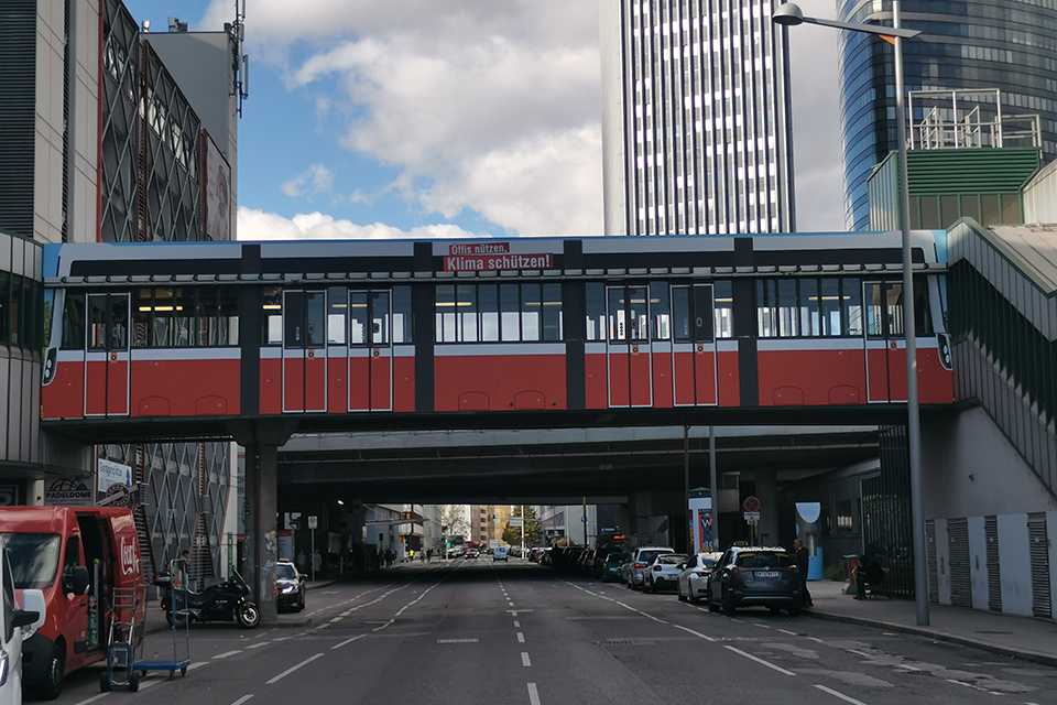 Wiener Linien Steg Erdberg: Branding einer U-Bahn-Brücke mit Slogan Öffis nutzen. Klima schützen!.